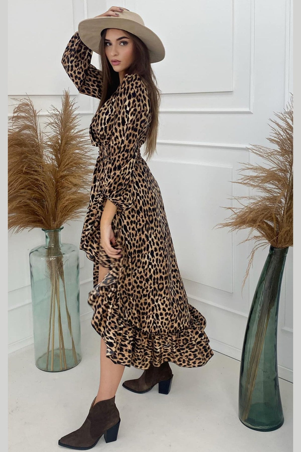 Abito con la coda Moda-Mania, svasato asimmetrico a stampa maculata grande, corto davanti e lungo dietro, stile elegante e moderno