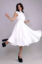 Abito svasato bianco Moda-Mania con gonna a ruota, tessuto satinato e dettagli in pizzo, con cintura inclusa, abiti corti elegante