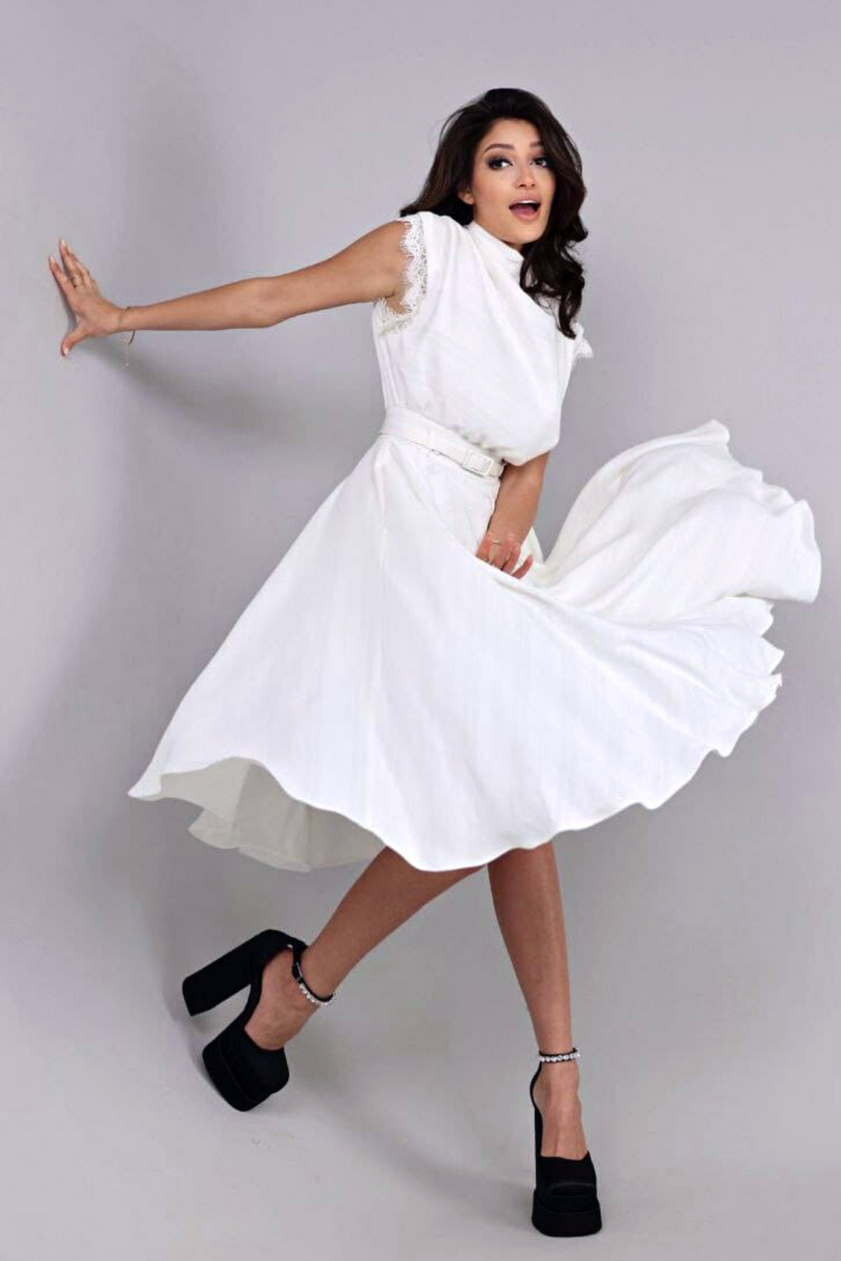 Abito svasato bianco di Moda-Mania con gonna a ruota in tessuto satinato, dettagli in pizzo e cintura inclusa.