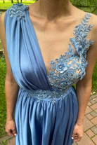 Abito midi svasato celeste alla romana di Moda-Mania con corpetto e applicazioni floreali 3D, dettagli eleganti e femminili.