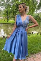 Abito midi svasato celeste alla romana con corpetto e applicazione floreale 3D, firmato Moda-Mania.