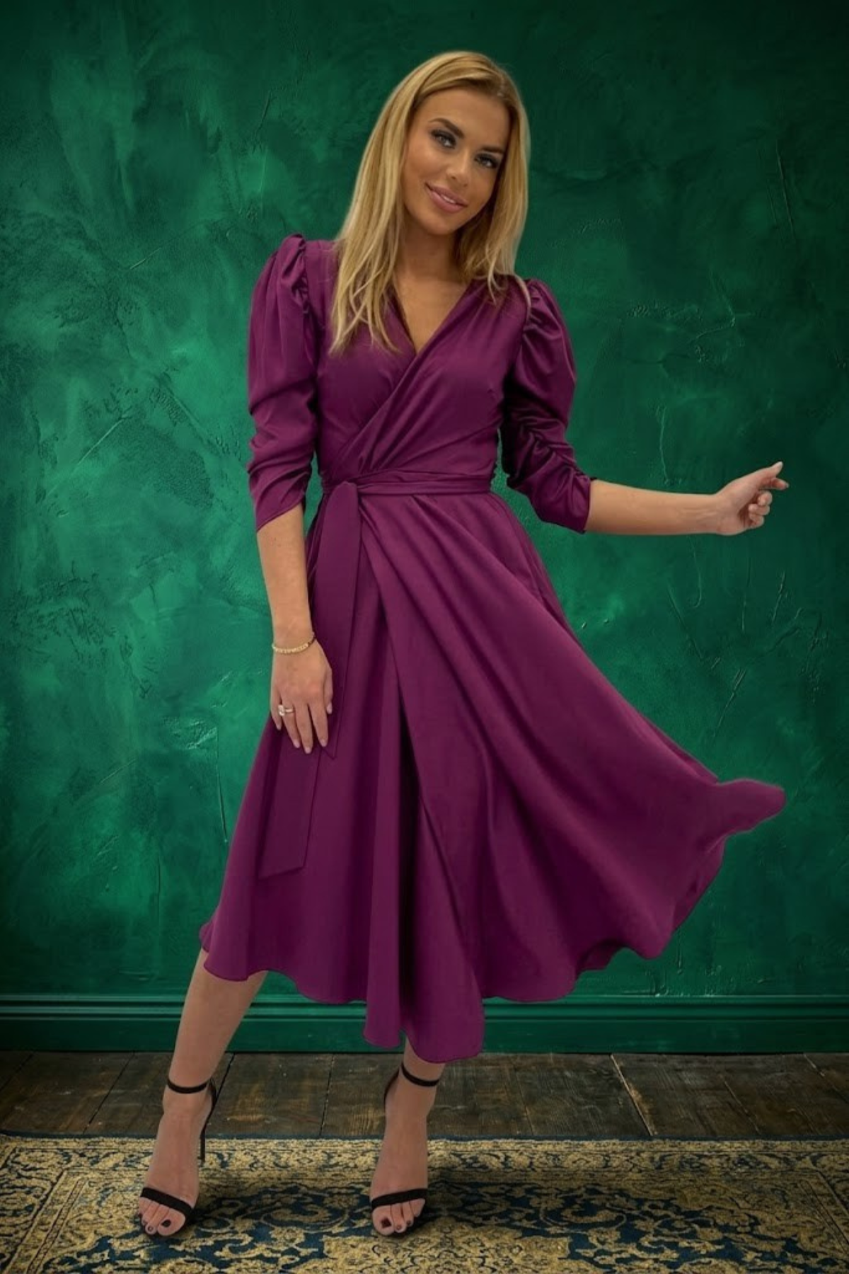 Abito lungo svasato color prugna con maniche a sbuffo, allacciabile in vita e spacco laterale, di Moda-Mania.