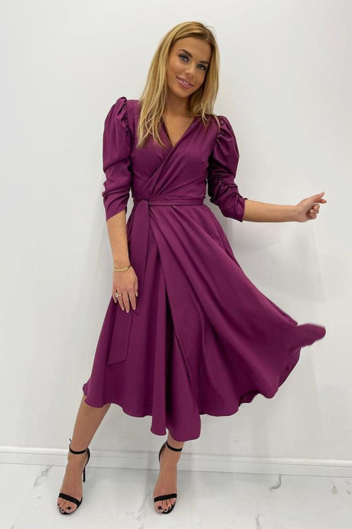 Abito lungo svasato color prugna con maniche a sbuffo, allacciabile in vita e spacco laterale, di Moda-Mania.