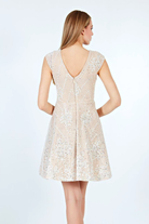 Abito svasato beige chiaro con scollo a V e stampa glitterata argento, abiti corti Moda-Mania, tessuto elegante e brillante