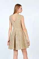 Abito svasato Moda-Mania corti con scollo a V, tessuto beige scuro a stampa glitterata dorata, elegante e femminile.