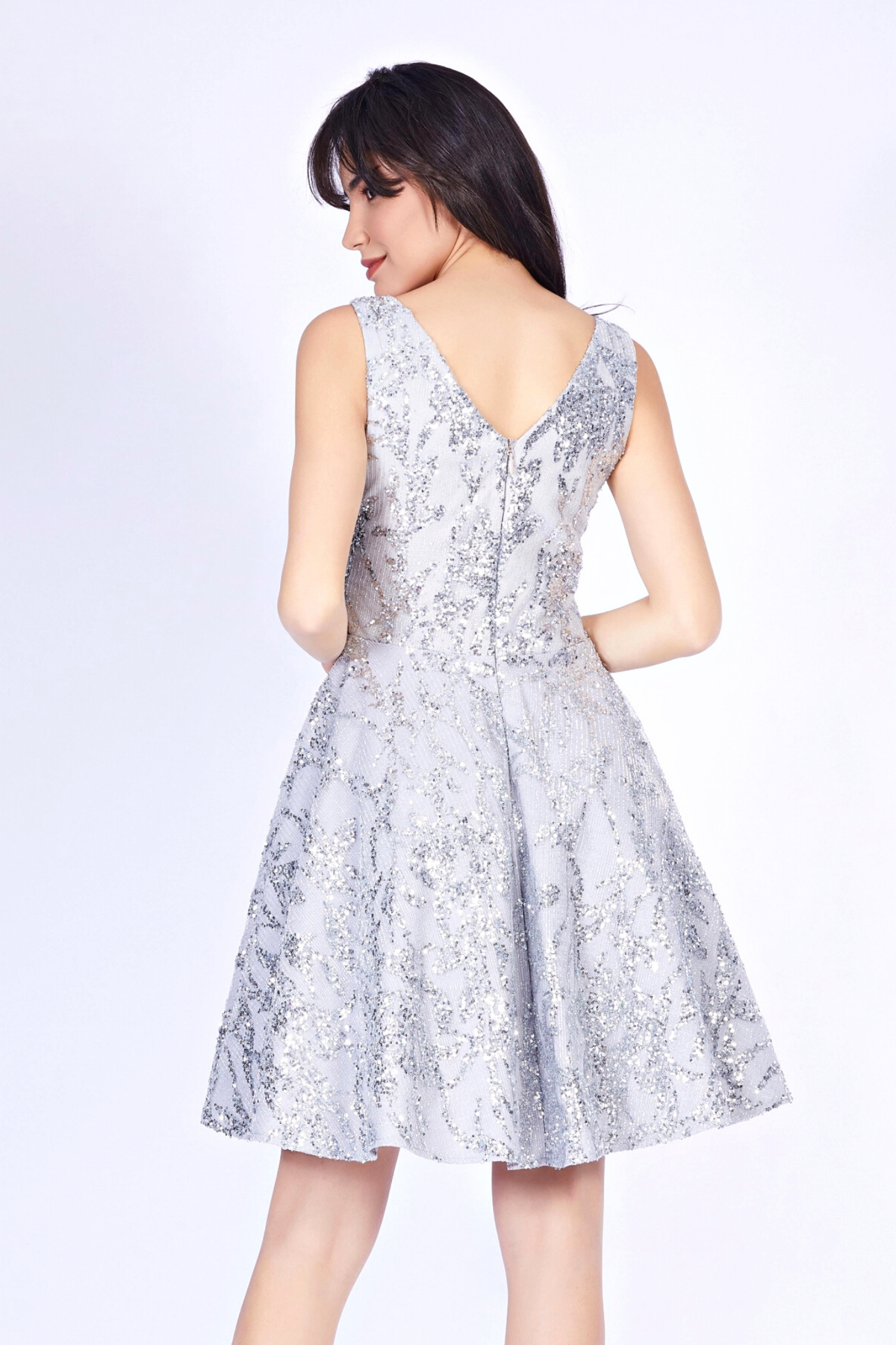 Abito svasato Moda-Mania con scollo a V in tessuto grigio chiaro e stampa glitterata argento, abbigliamento corti elegante.