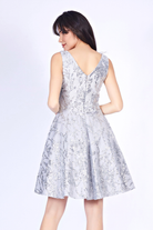 Abito svasato Moda-Mania con scollo a V in tessuto grigio chiaro e stampa glitterata argento, abbigliamento corti elegante.