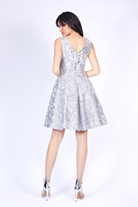 Abito svasato Moda-Mania con scollo a V e stampa glitterata argento su tessuto grigio chiaro, abito corto elegante.
