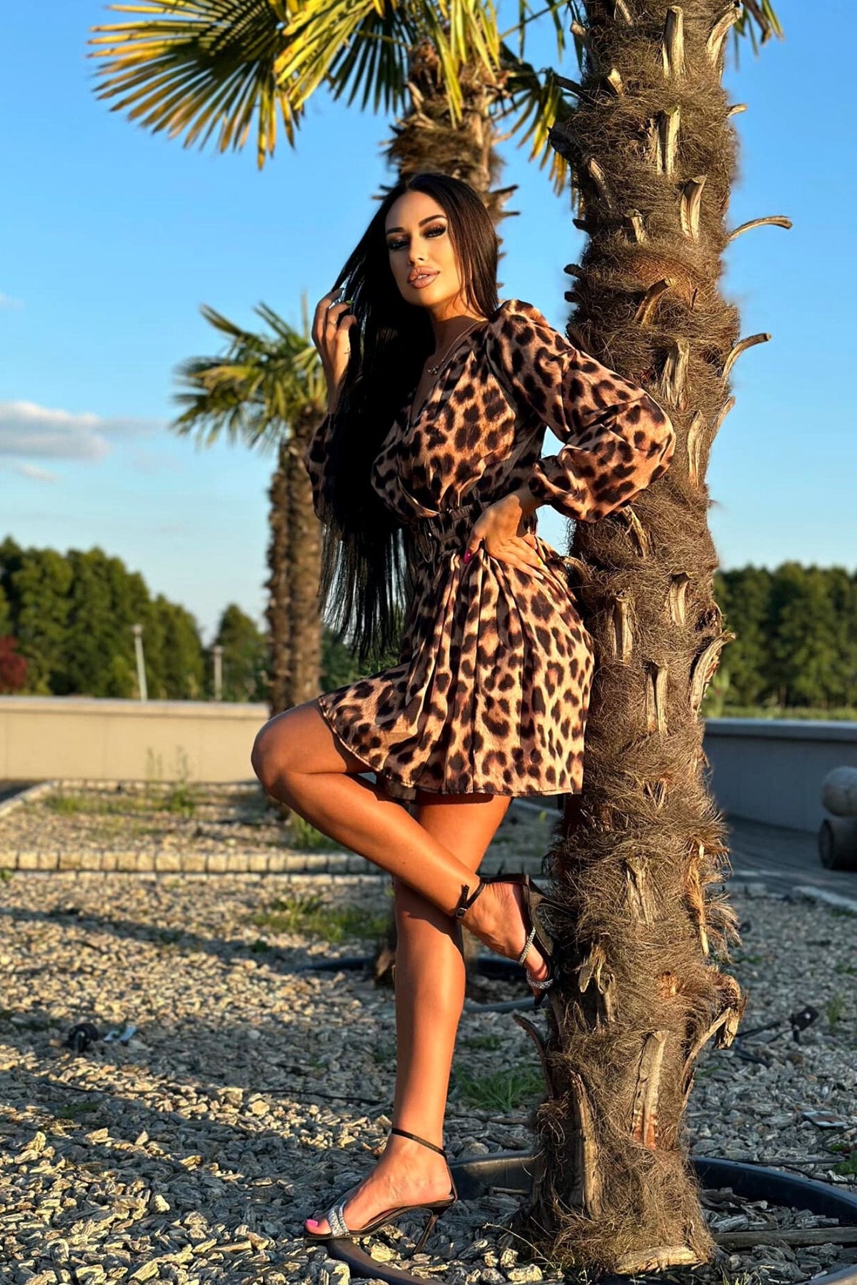 Abito svasato corto leopardato Moda-Mania con scollo a V e cintura elasticizzata, visibile in dettaglio nella foto.