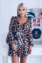 Abito corto svasato leopardato Moda-Mania con scollo a V e cintura elasticizzata, in tessuto leggero e aderente.