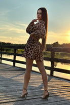 Abito svasato corto leopardato Moda-Mania con scollo a V e cintura elasticizzata, tessuto leggero e stile elegante.
