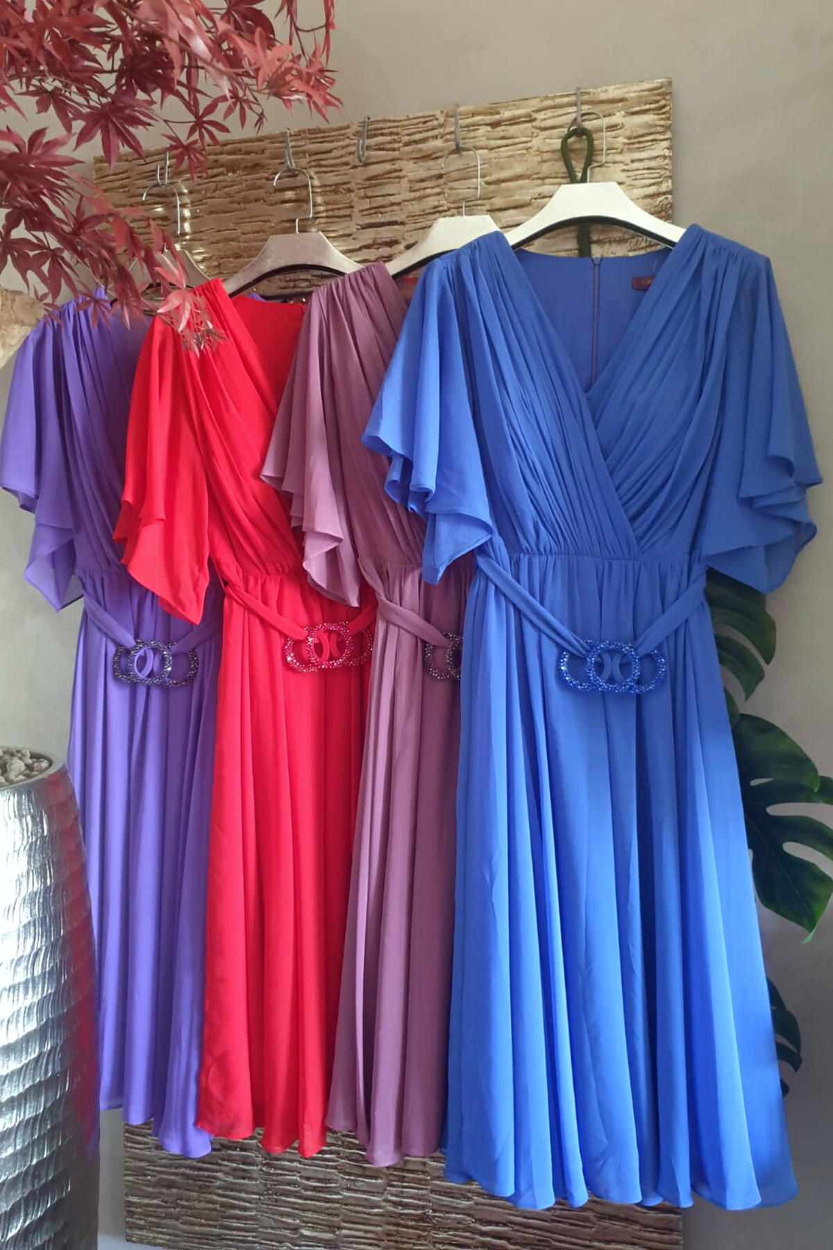 Abito lungo svasato per donne curvy in lavanda viola con maniche a campana e cinturino in vita con accessorio.