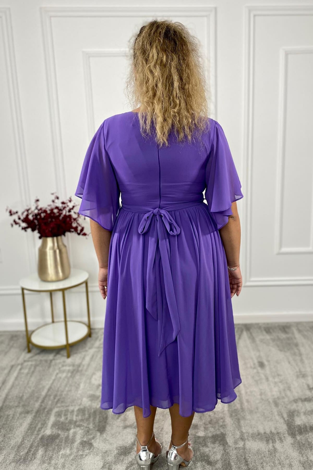 Abito svasato donna curvy viola lavanda con maniche a campana e cinturino in vita, accessorio elegante, brand Moda Mania.