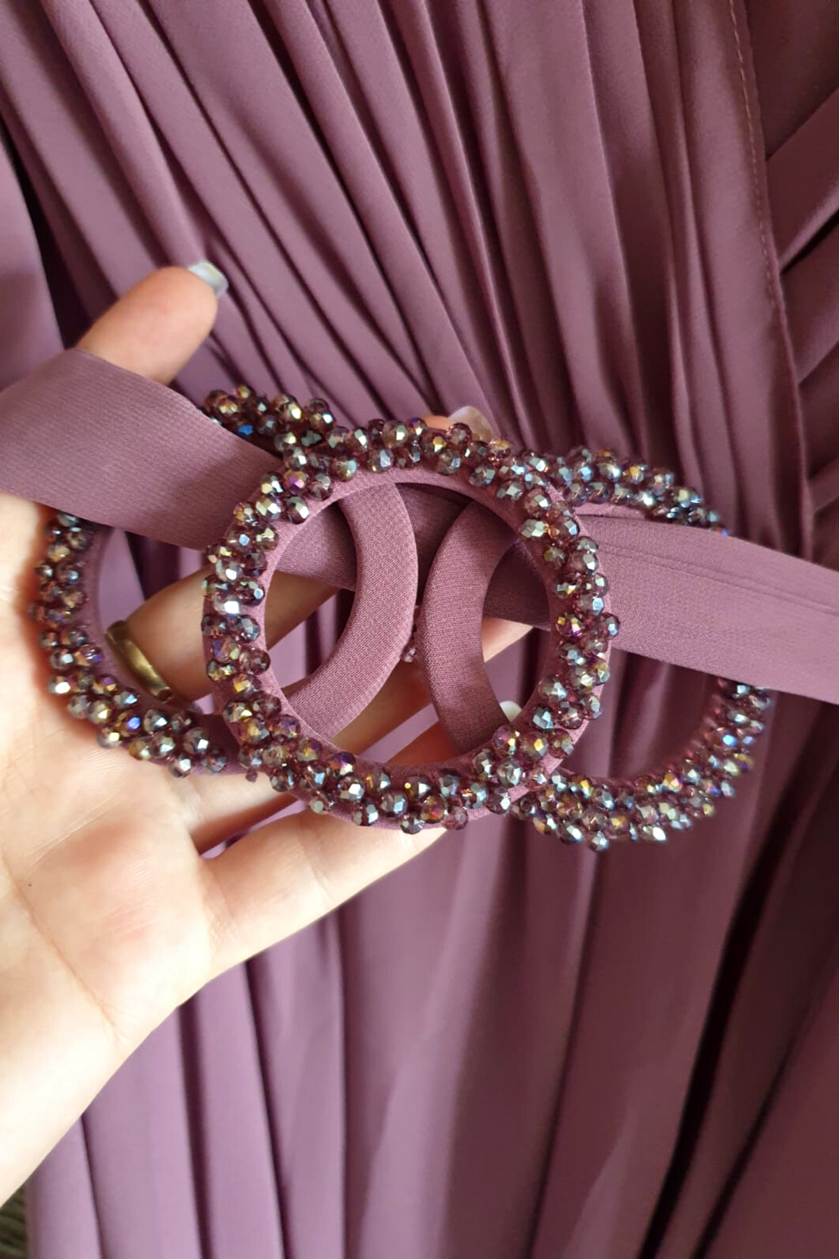 Abito lungo svasato per donne curvy in lavanda viola con maniche a campana, cinturino in vita e accessorio.