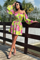 Abito svasato estivo giallo lime a stampa floreale con maniche lunghe rimovibili e cintura elasticizzata, di Moda-Mania.