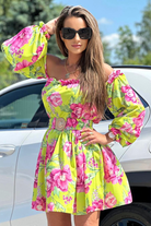 Abito svasato estivo giallo lime con stampa floreale, maniche lunghe rimovibili e cintura elasticizzata, di Moda-Mania.