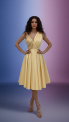 Abito svasato giallo midi Moda-Mania con corpetto floreale e dettagli di piume decorative, ideale per occasioni eleganti.