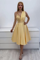 Abito svasato giallo midi Moda-Mania con corpetto floreale e dettagli in piume decorativi, stile elegante e femminile.