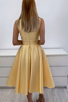 Abito svasato giallo midi Moda-Mania con corpetto floreale e dettagli di piume decorative, perfetto per occasioni speciali.