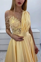 Abito svasato giallo midi Moda-Mania con corpetto floreale e dettagli di piume decorative, perfetto per occasioni speciali.