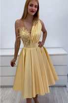 Abito svasato giallo midi Moda-Mania con corpetto floreale e dettagli in piume, perfetto per occasioni eleganti.
