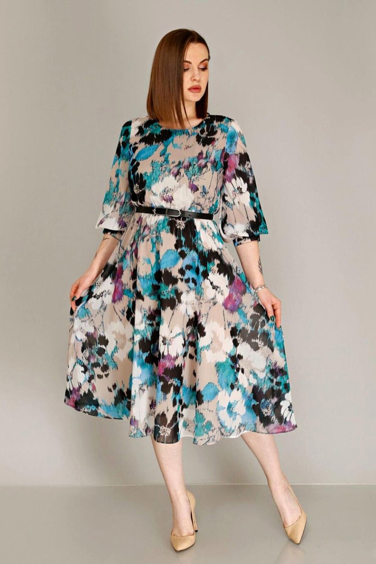 Abito svasato corto in georgette con fantasia astratta turchese, beige e nero, cinturino incluso, ideale per primavera.