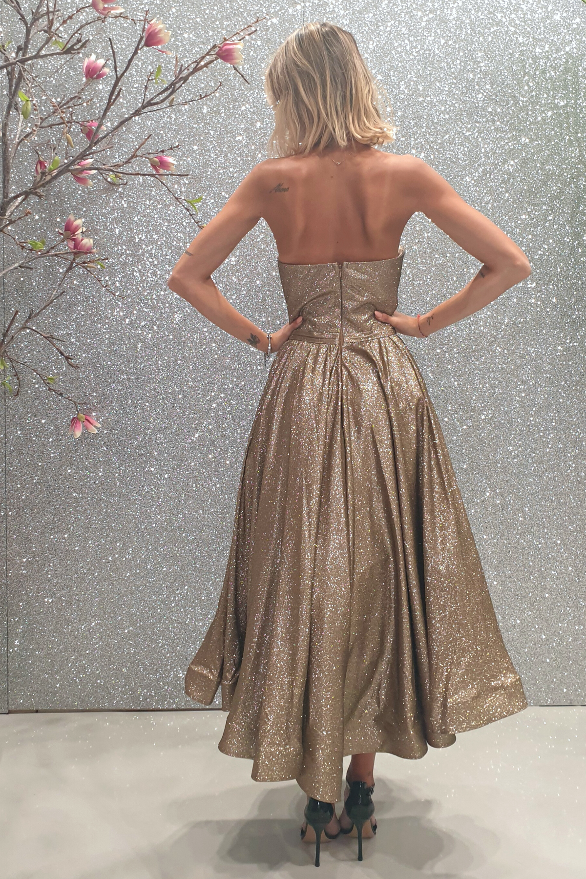 Abito lungo svasato in tessuto glitterato dorato bronzo con corpetto cuore a punta e lunghezza asimmetrica, moda Moda-Mania