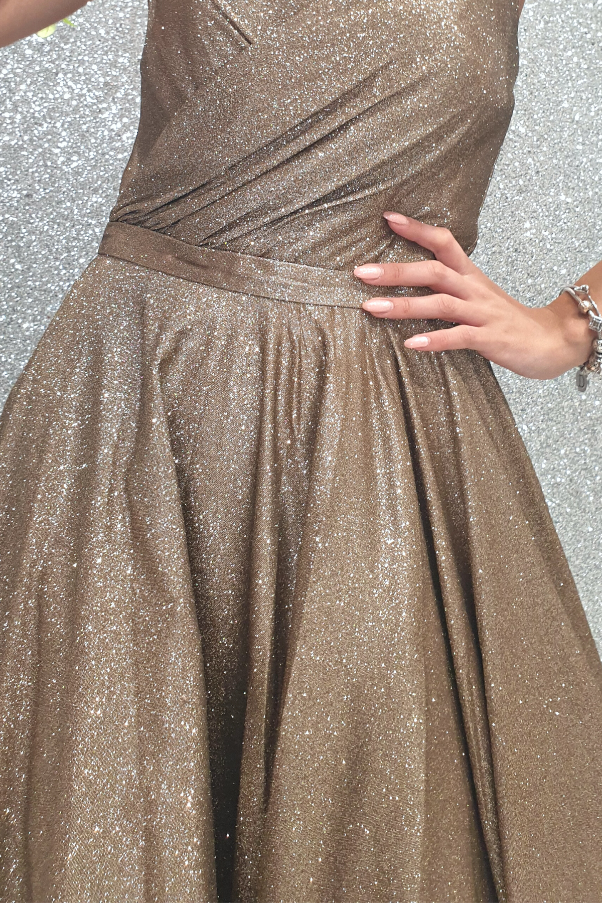 Abito lungo svasato in tessuto glitterato dorato bronzo con corpetto a cuore a punta e lunghezza asimmetrica, moda elegante Moda-Mania