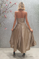 Abito lungo svasato in tessuto glitterato dorato bronzo con corpetto a cuore e lunghezza asimmetrica, marca Moda-Mania