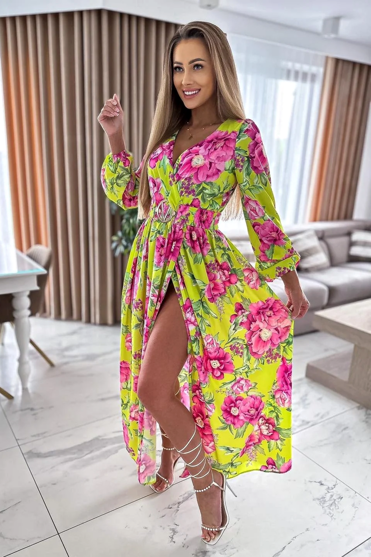 Abito lungo svasato giallo a stampa floreale con spacco e cintura elasticizzata, moda-mania, abiti lunghi elegante e femminile