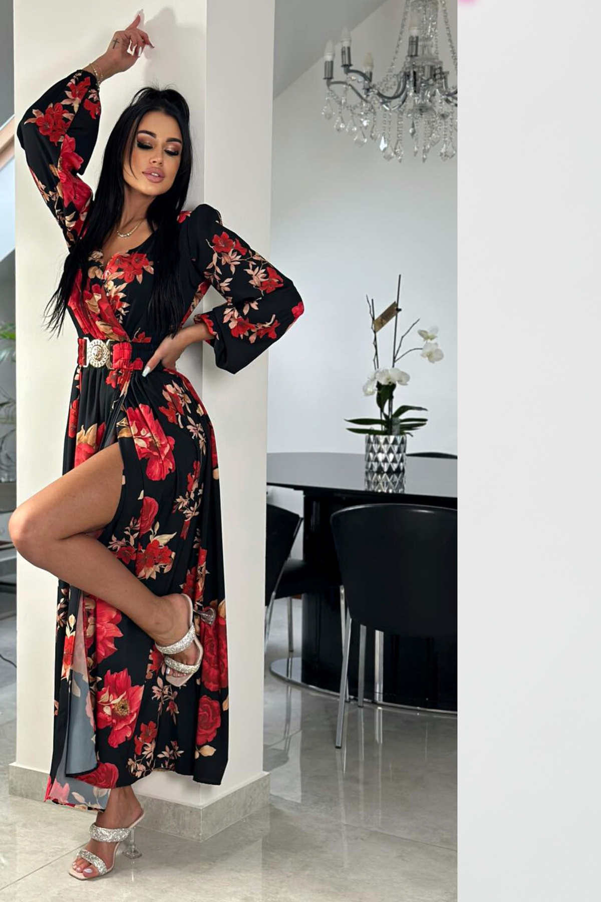 Abito lungo nero svasato con stampa floreale rossa, spacco e cintura elasticizzata, firmato Moda-Mania, in tessuto leggero