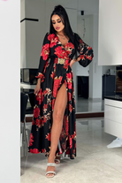 Abito lungo svasato nero con stampa floreale rossa, spacco e cintura elasticizzata, di Moda-Mania.