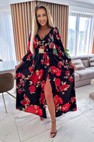 Abito lungo nero svasato con stampa floreale rossa, spacco e cintura elasticizzata, moda-mania.