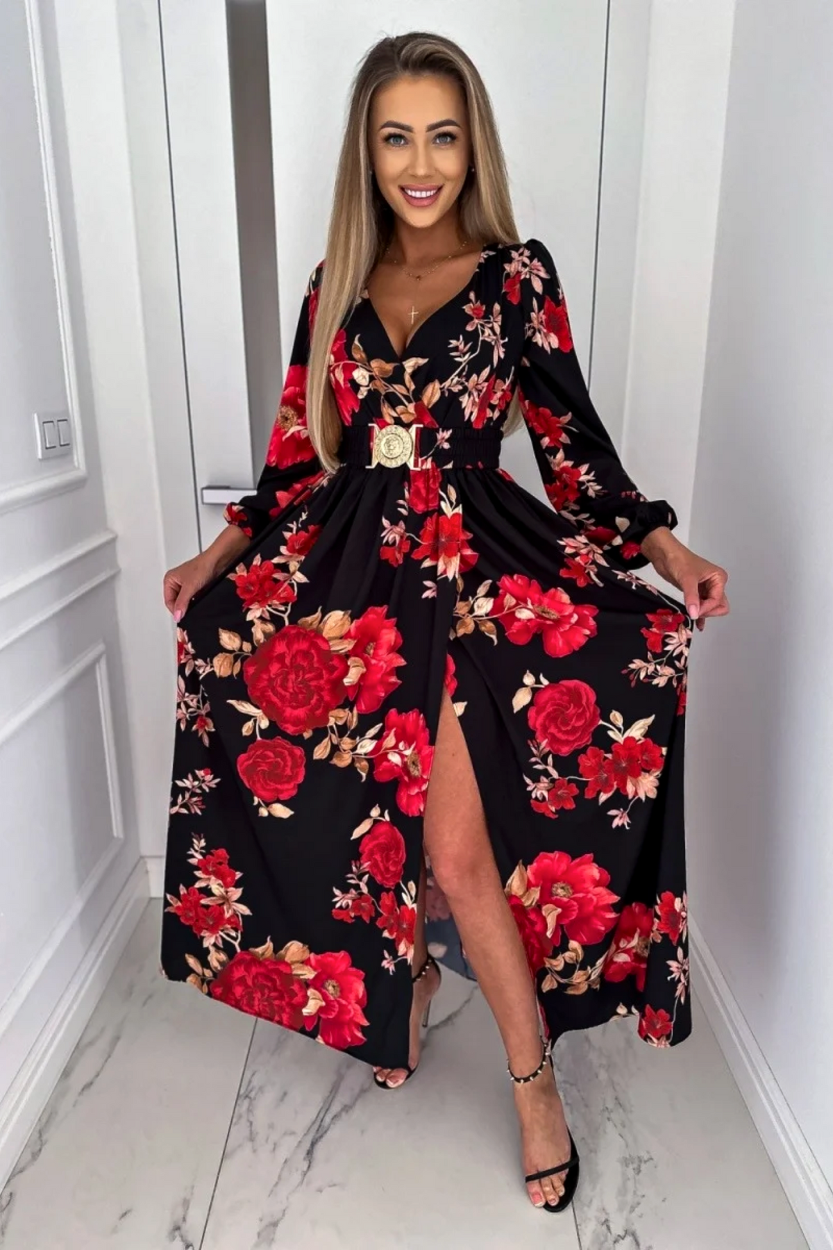 Abito lungo svasato nero con stampa floreale rossa, spacco e cintura elasticizzata, moda-mania, abiti lunghi eleganti.