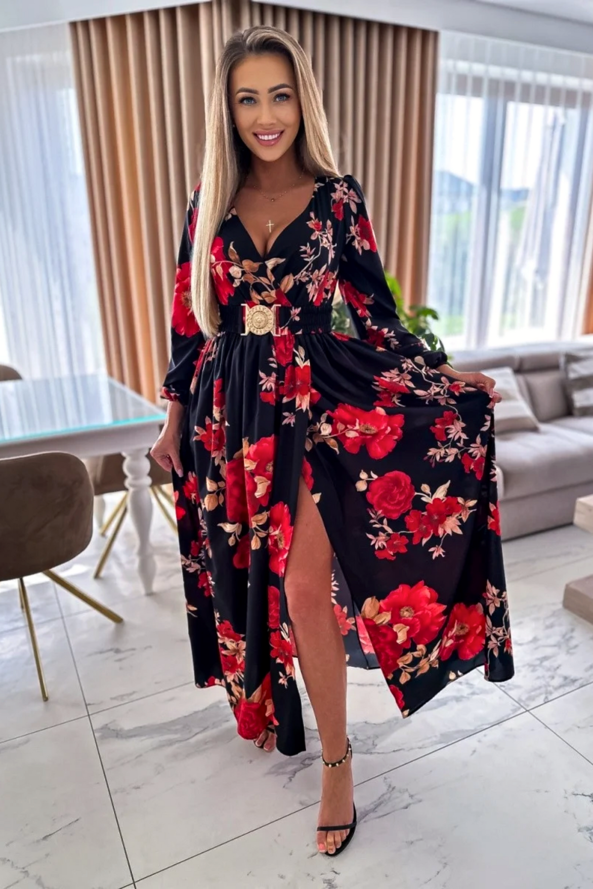 Abito lungo svasato nero con stampa floreale rossa, spacco e cintura elasticizzata, moda-mania, moda femminile elegante.