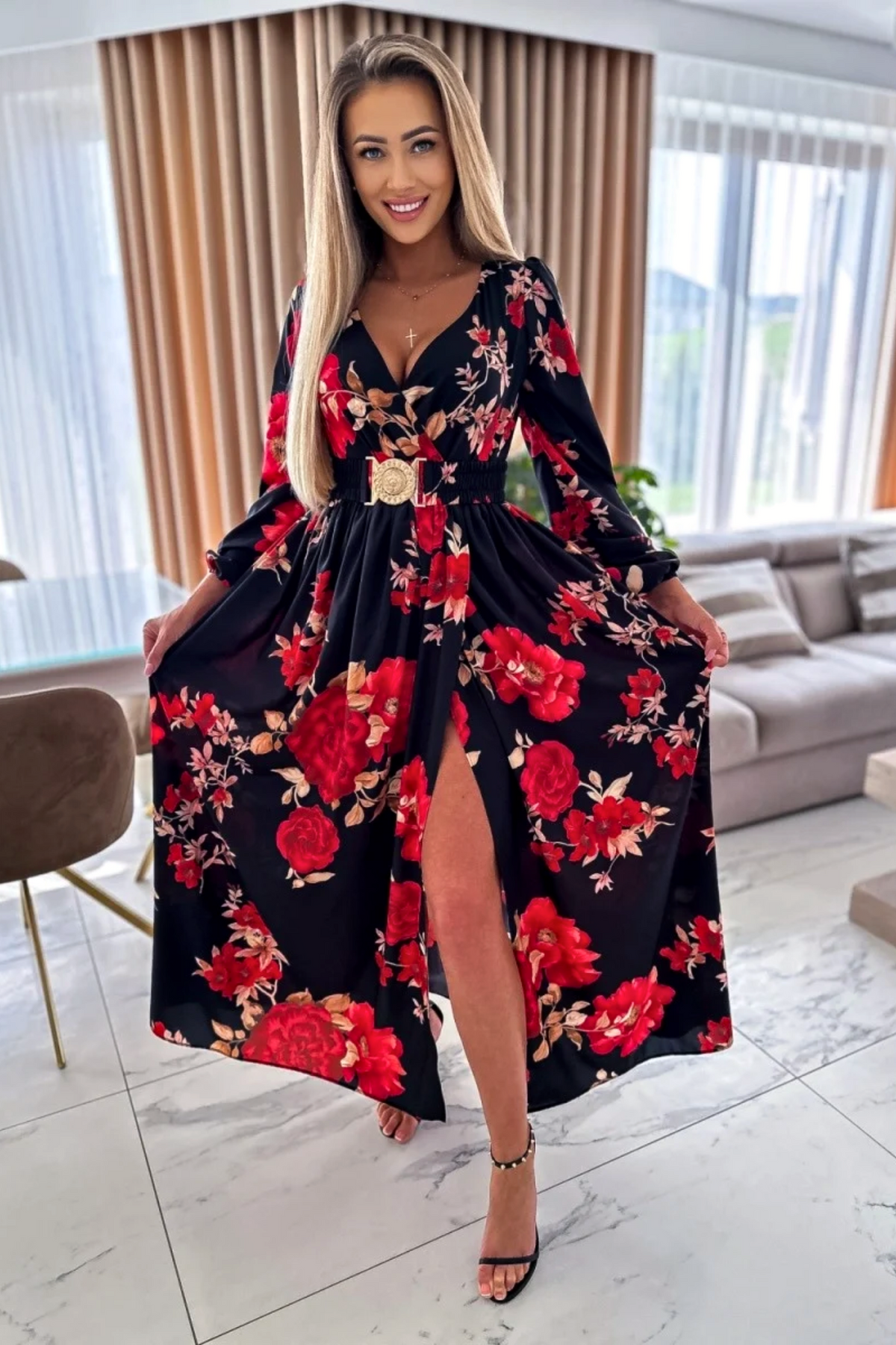 Abito lungo svasato nero con stampa floreale rossa, spacco e cintura elasticizzata, di Moda-Mania.