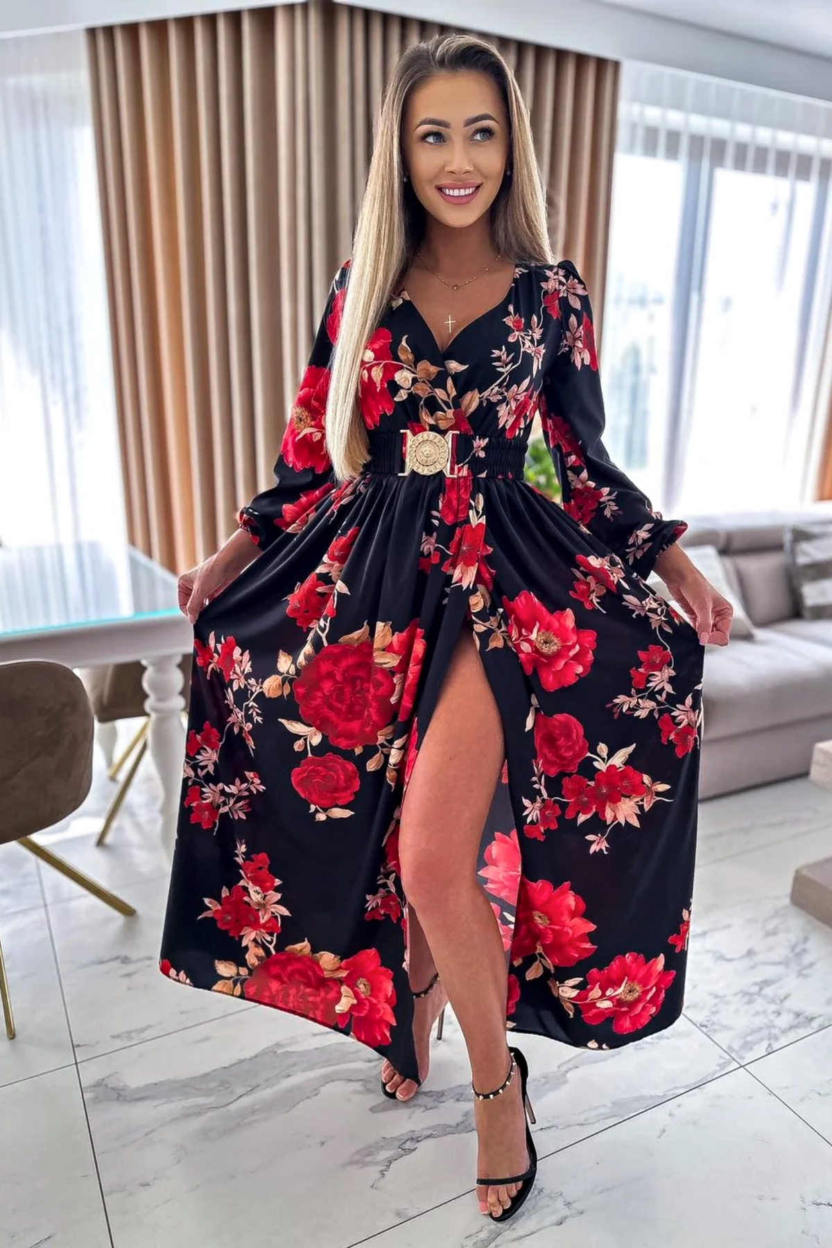 Abito lungo svasato nero con stampa floreale rossa, spacco e cintura elasticizzata, di Moda-Mania, vista frontale.