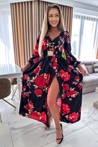 Abito lungo svasato nero con stampa floreale rossa, spacco e cintura elasticizzata, di Moda-Mania, vista frontale.