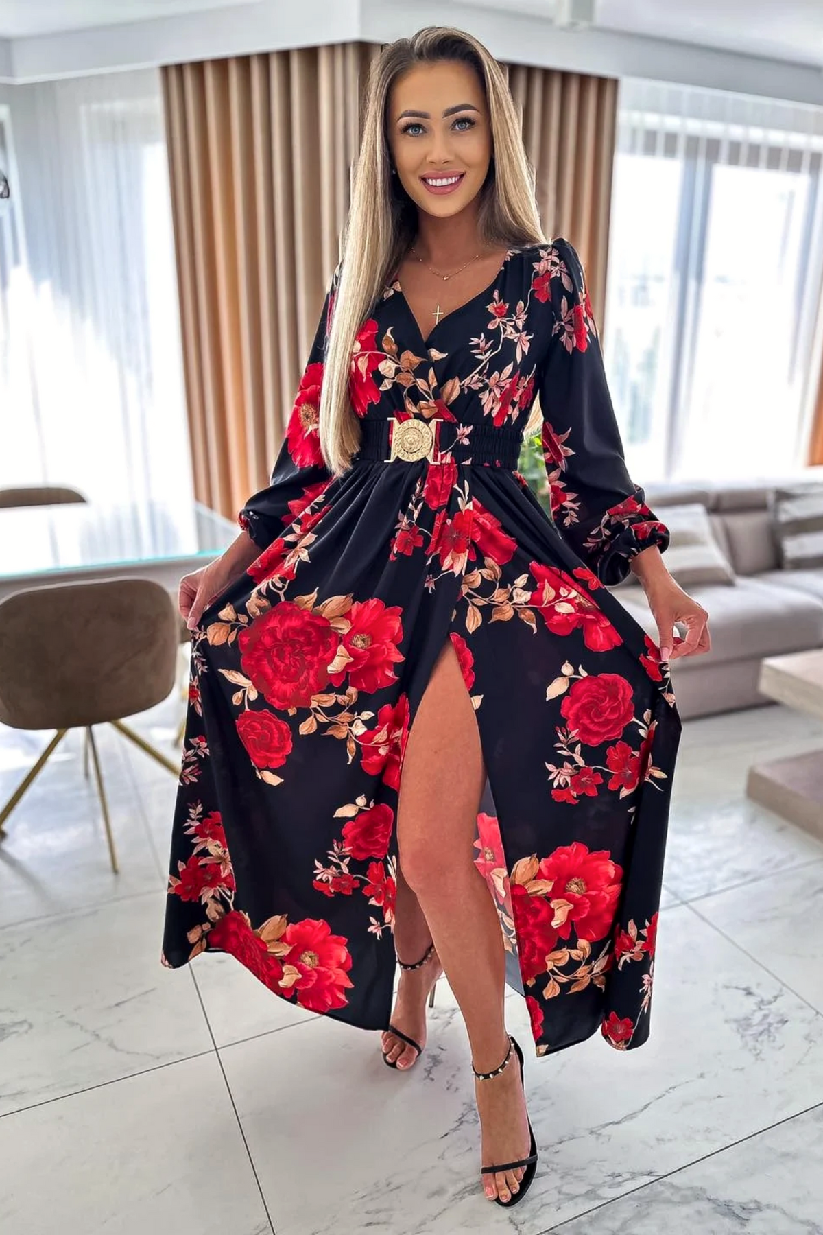 Abito lungo svasato nero con stampa floreale rossa, spacco e cintura elasticizzata, brand Moda-Mania.