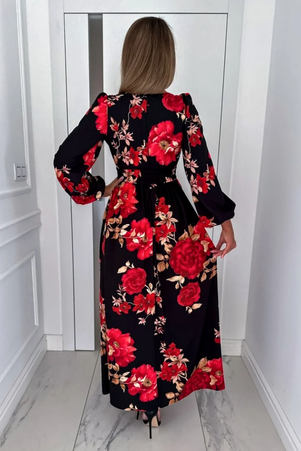 Abito lungo svasato nero con stampa floreale rossa, spacco e cintura elasticizzata, da donna, marca Moda-Mania.