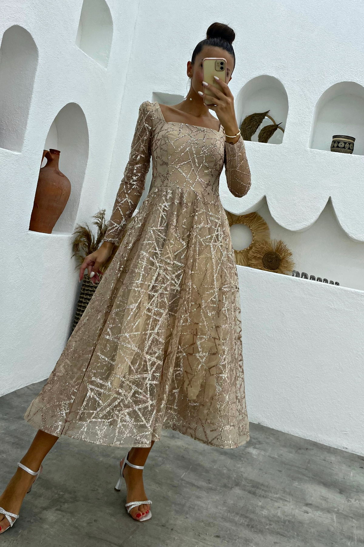 Abito svasato midi in tulle con trama glitterata dorata e maniche lunghe, brand Moda-Mania, vestibilità elegante e raffinata