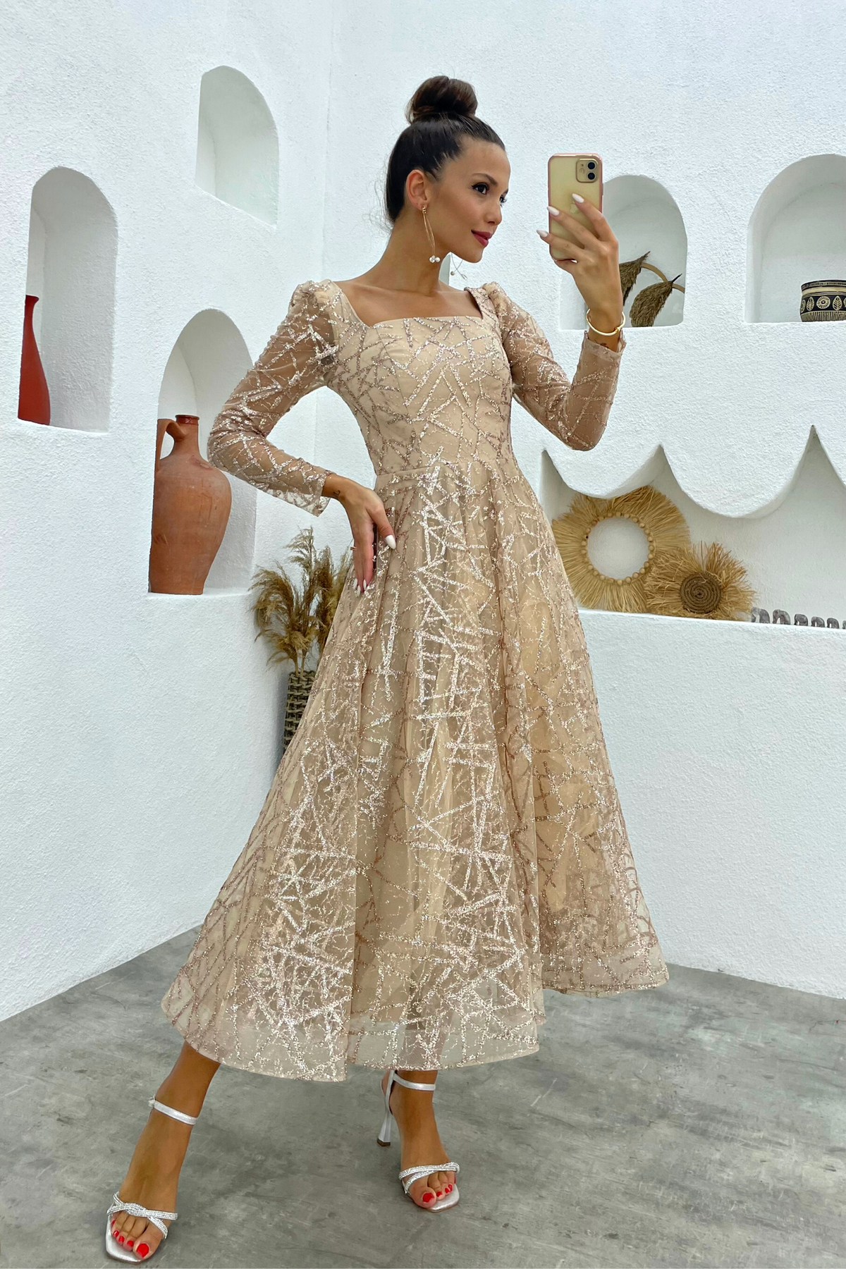 Abito lungo svasato in tulle con trama glitterata dorata e maniche lunghe, vestito elegante Moda-Mania.