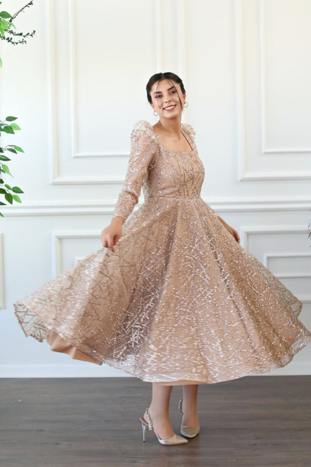 Abito svasato midi in tulle con trama glitterata dorata a manica lunga, brand Moda-Mania, dettaglio elegante e raffinato