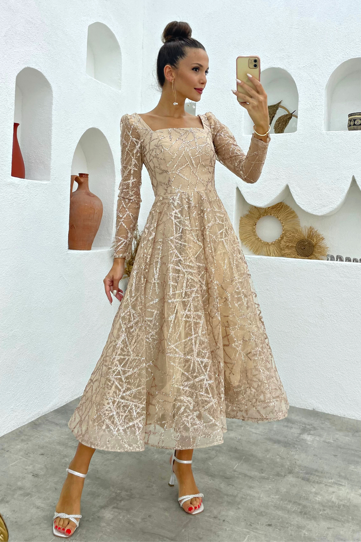 Abito svasato midi in tulle con trama glitterata dorata a manica lunga, firmato Moda-Mania, visibile in dettaglio.