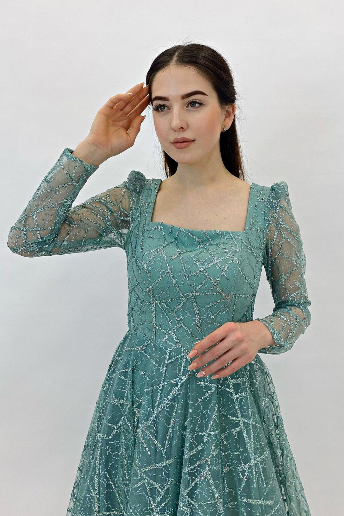 Abito svasato midi verde menta in tulle con trama glitterata a manica lunga, vestito elegante di Moda-Mania.