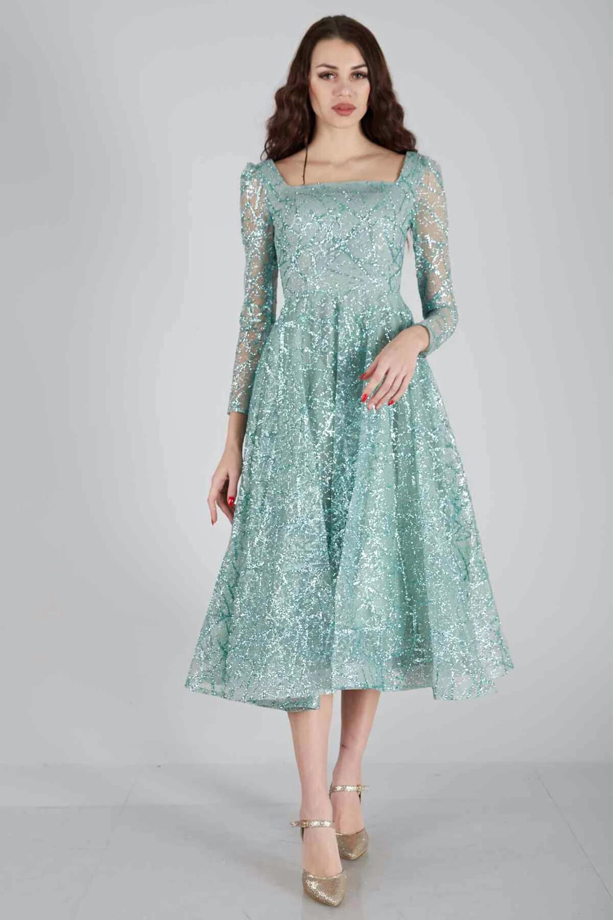 Abito svasato midi verde menta in tulle con trama glitterata e maniche lunghe, firmato Moda-Mania.