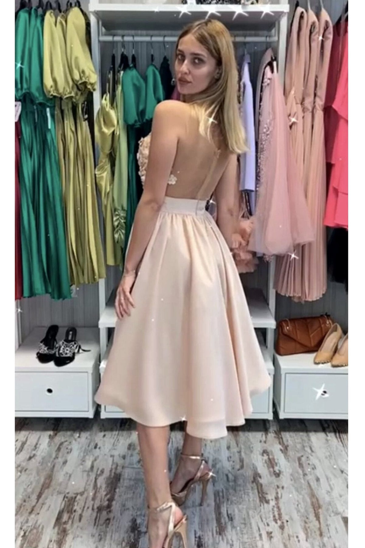 Abito midi svasato nude alla romana con corpetto e applicazioni floreali 3D, moda elegante Moda-Mania.