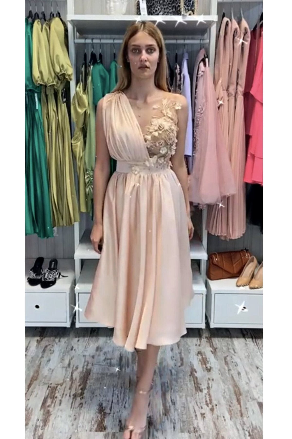 Abito midi svasato nude alla romana con corpetto e applicazioni floreali 3D, firma Moda-Mania, visibile con dettagli eleganti.