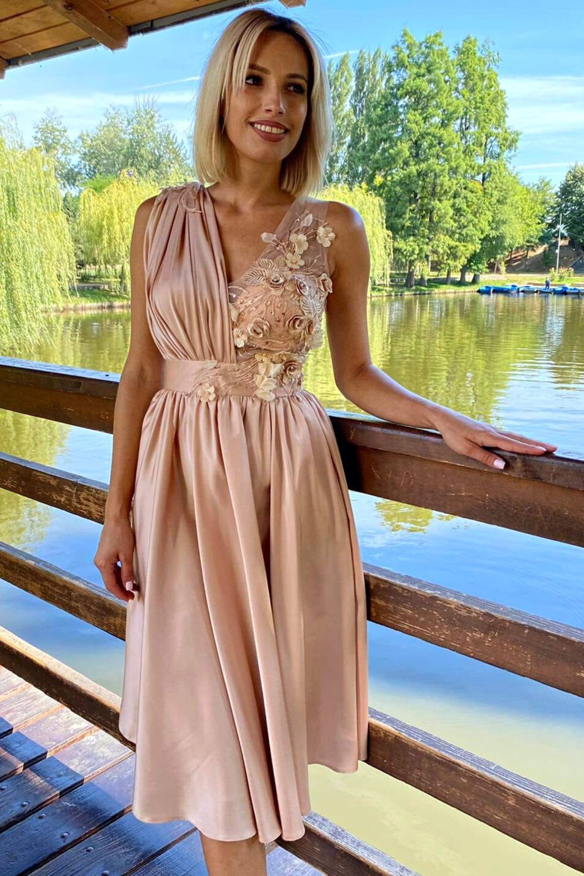 Abito midi svasato nude alla romana con corpetto e applicazioni floreali 3D, firmato Moda-Mania, vista frontale.