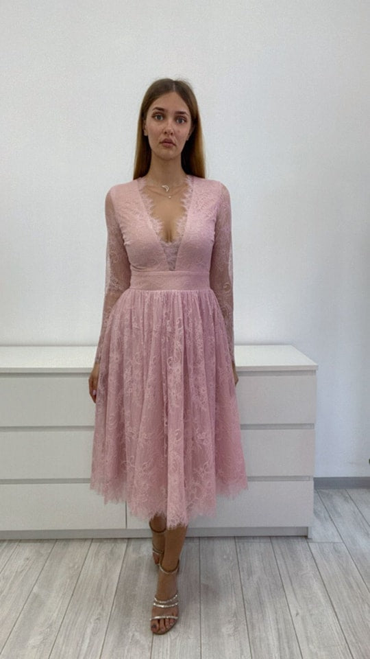Abito svasato rosa Moda-Mania in pizzo con scollo a V profondo, abito corto elegante e femminile.